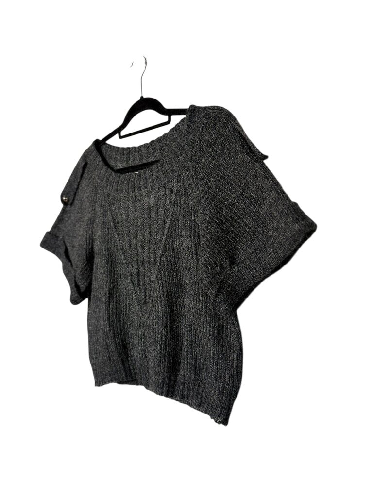 HINGE SHORT SLEEVE KNIT SWEATER