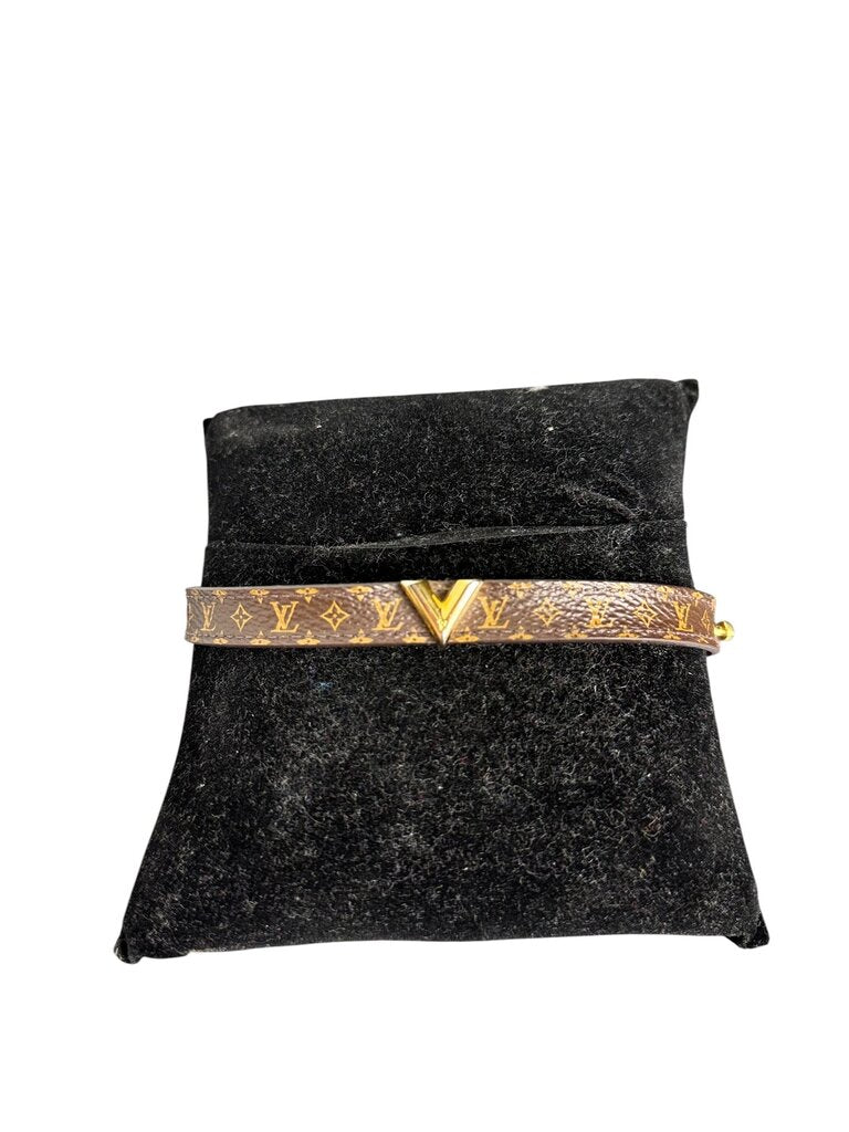AUTHENTIC LOUIS VUITTON ESSENTIAL V LEATHER BRACELET