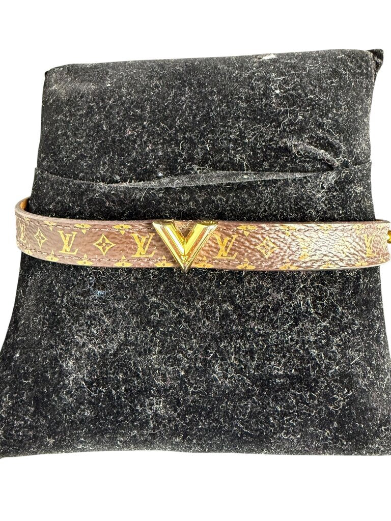 AUTHENTIC LOUIS VUITTON ESSENTIAL V LEATHER BRACELET