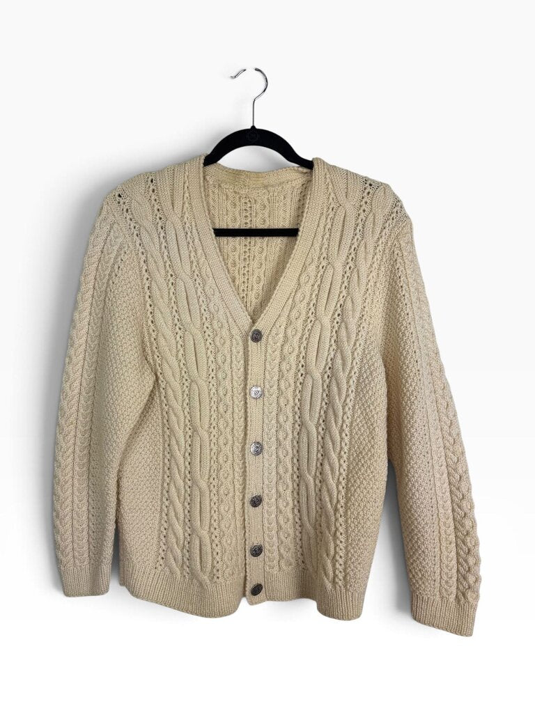 BUTTON CABLE KNIT CARDIGAN