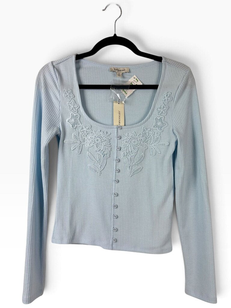 FRANCESCA'S FLORAL APPLIQUE SHIRT